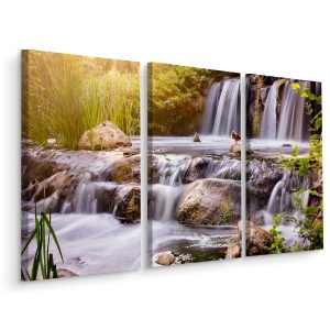 Schilderij - Prachtige waterval bij zonsopkomst, 3 luik, premium print